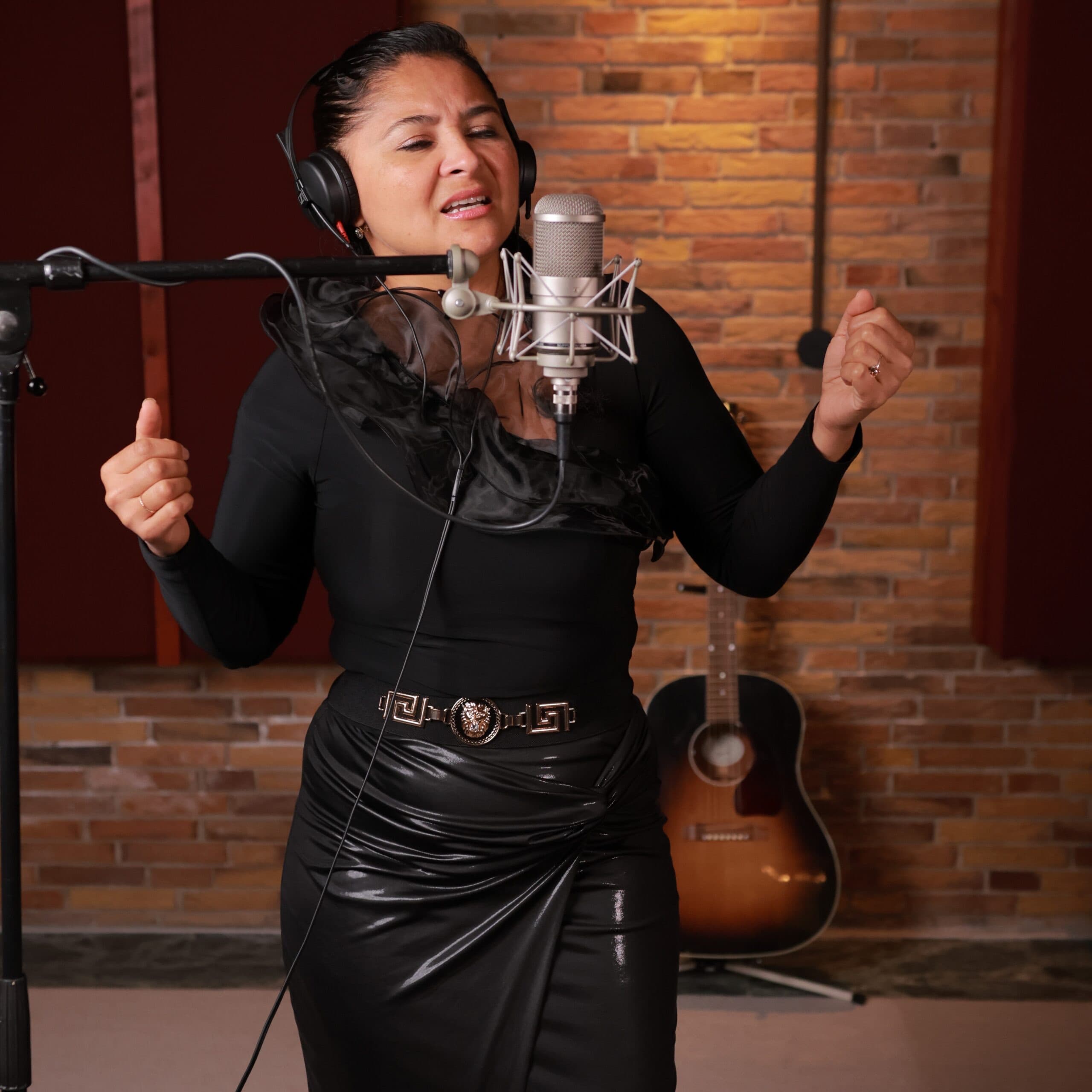 Diana Cota singt in ein Mikrofon